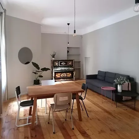Spacious 75sqm Art Nouveau District Gem アパート